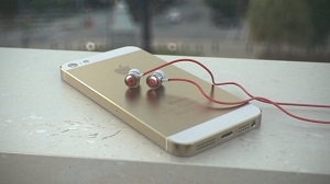Рендер iPhone с наушниками в Cinema 4D